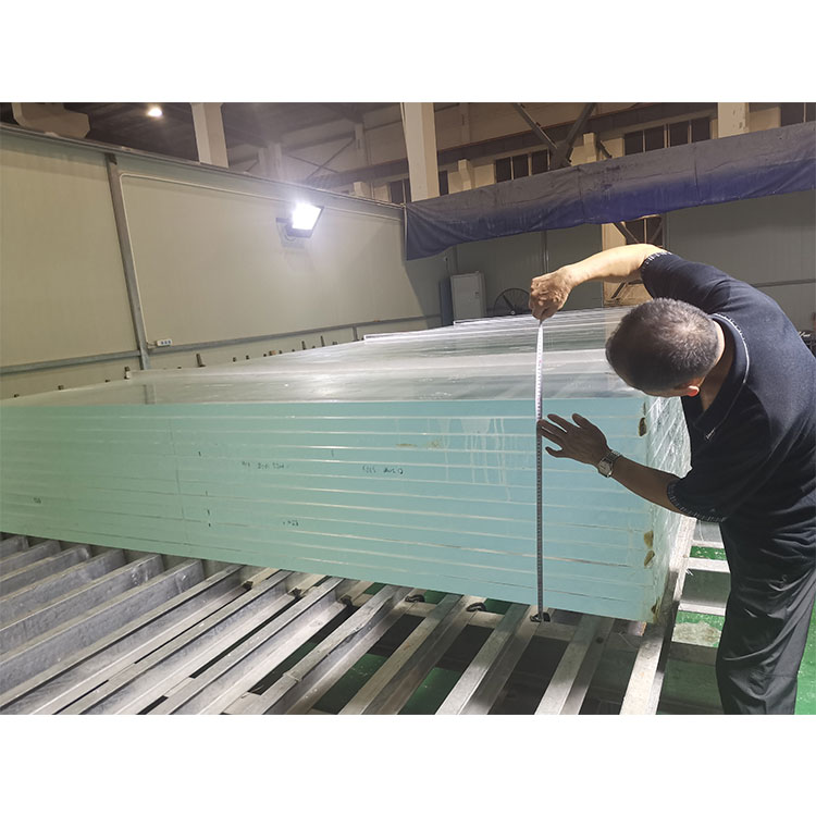 600mm thick acrylic plate Placa acrílica de 600 mm de espesor.
