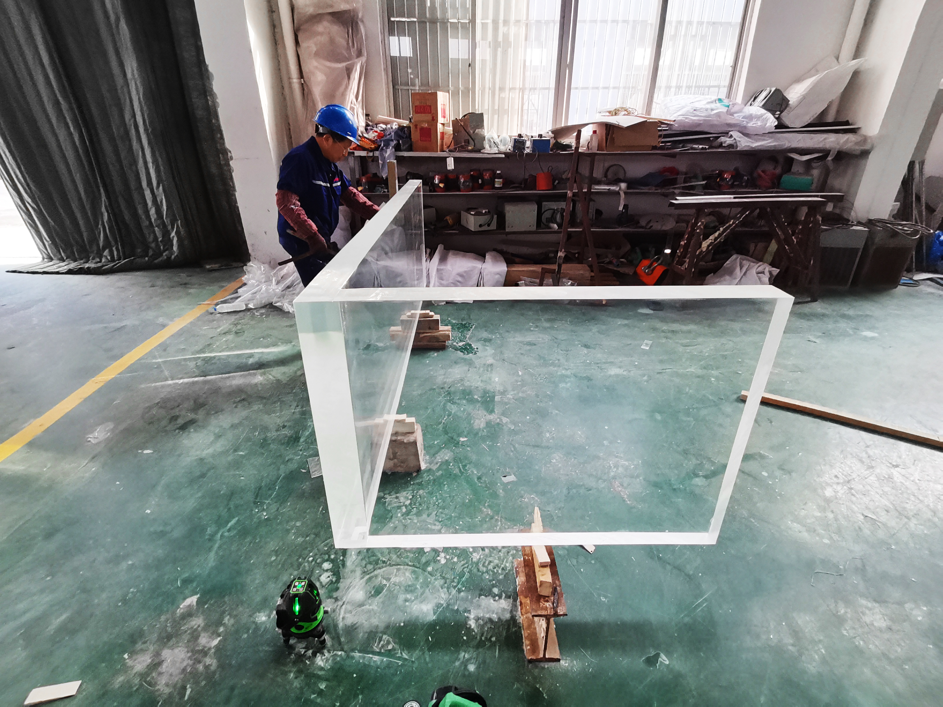 Instalaci&oacute;n de pared de piscina acr&iacute;lica - LEYU ACRYLIC