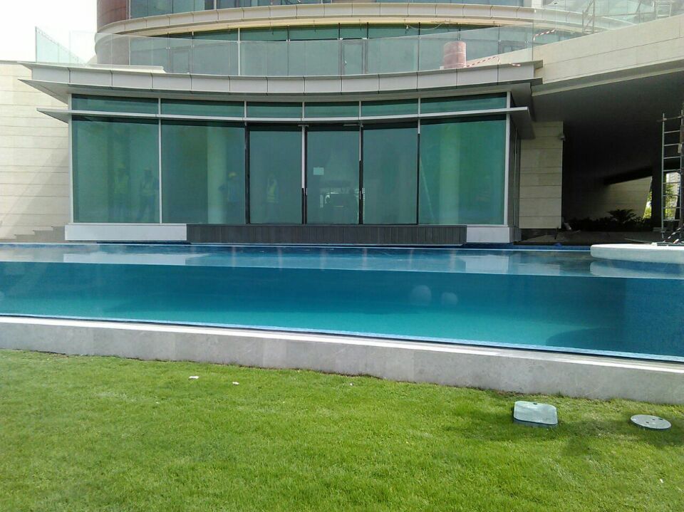 Piscina cl&aacute;sica apoyada en ventana de 3 lados - Leyu