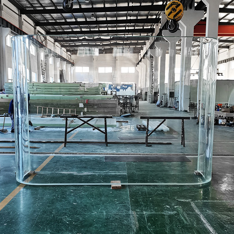 Panel acr&iacute;lico en forma de U - f&aacute;brica
