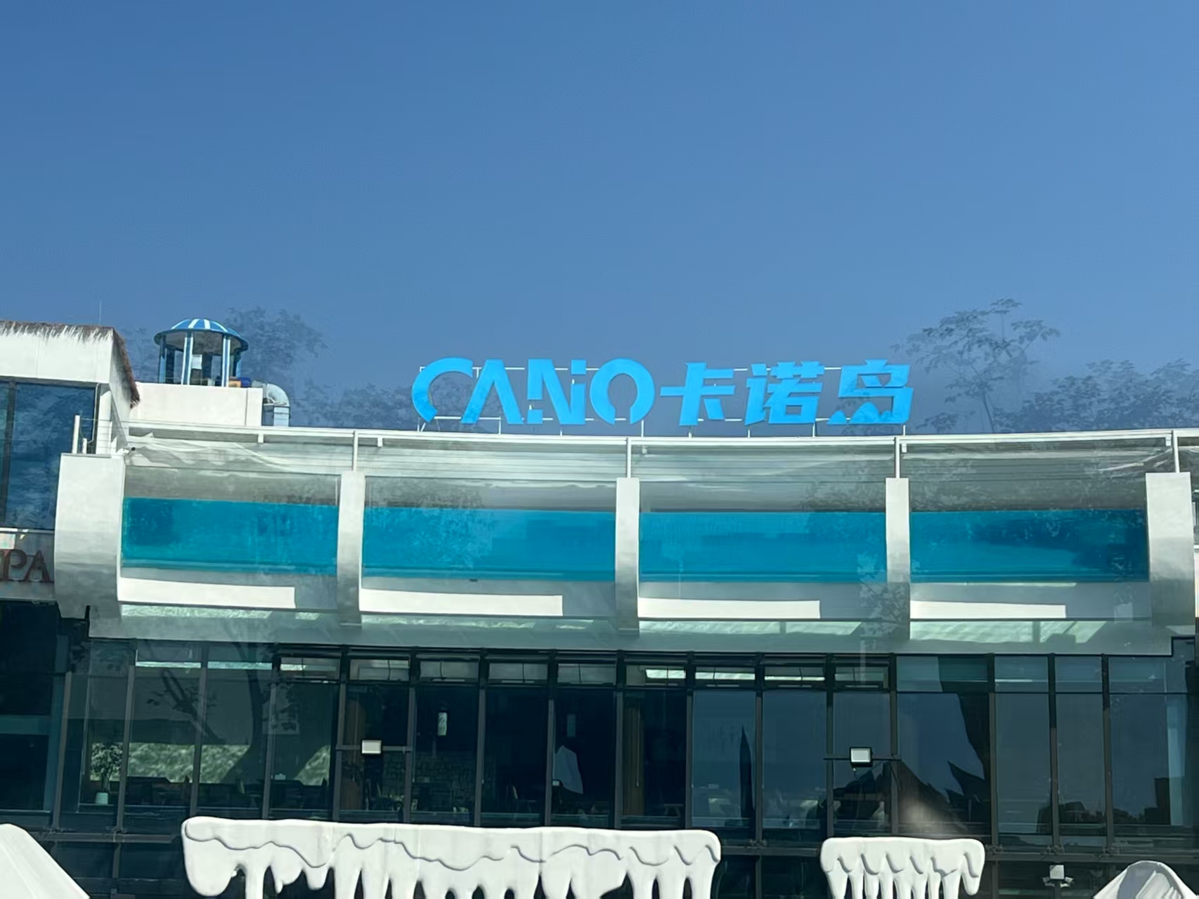 Piscinas acrílicas de lujo: transformando espacios en Medio Oriente