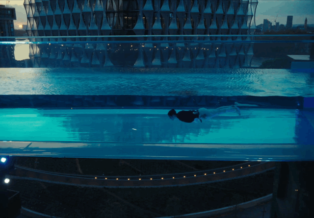 ¿Qué grosor debe tener un panel acrílico para piscina?