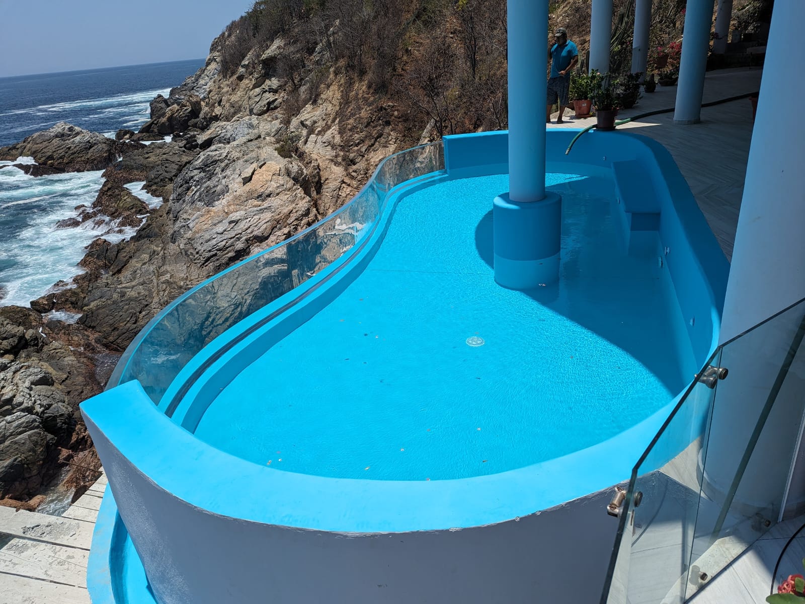 Curvos, sin costuras, atrevidos: paneles acrílicos personalizados para la forma de la piscina de sus sueños