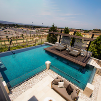 //imrorwxhmmkrpk5p.ldycdn.com/cloud/plBmqKmipmSRplnoimkpkr/How-to-clean-Acrylic-wall-panels-of-the-swimming-pool.png