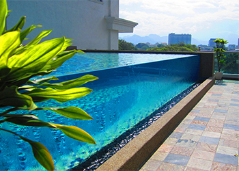 ¿Por qué utilizar material acrílico para piscinas transparentes?