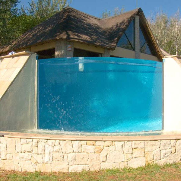 Curvos, sin costuras, atrevidos: paneles acrílicos personalizados para la forma de la piscina de sus sueños