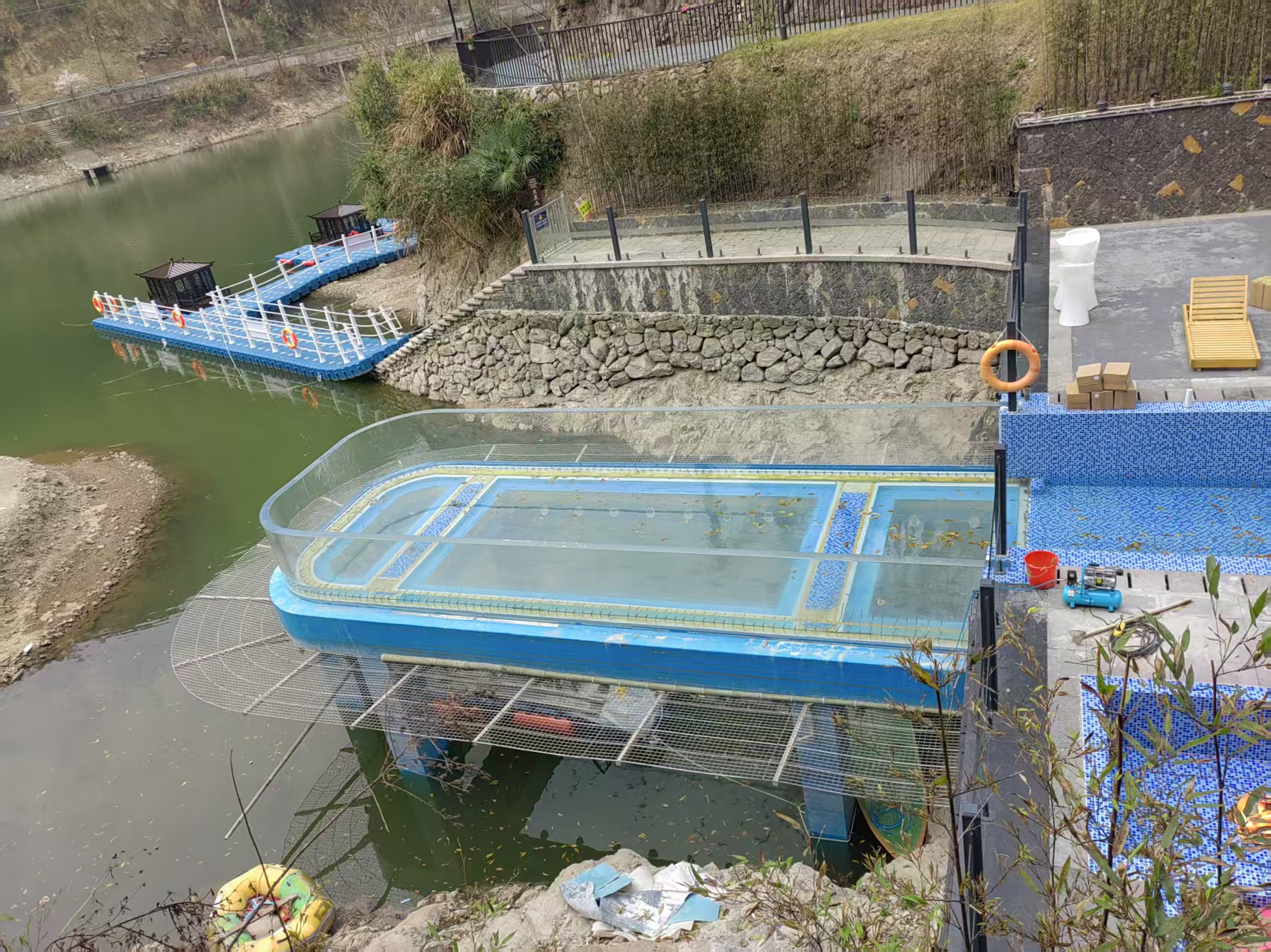 Leyu - instalaci&oacute;n de ventanas acr&iacute;licas para piscinas